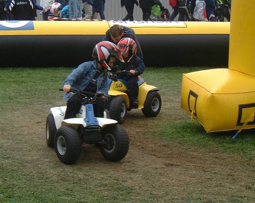 oulton2002rnd1-066.jpg - It's easier to balance on 4 wheels.