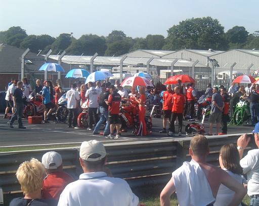 oulton-031.jpg - Superbike race 2.Viewed from the outside of the circuit. This is the first time I've waited to cross the track at Lodge. There were relatively few people outside the track and there are a few decent viewing locations...