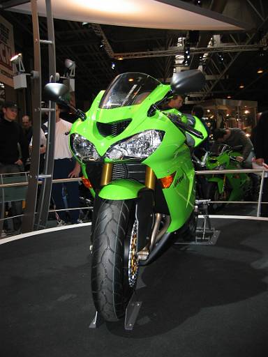 10_32-1.jpg - New Kawazaki ZX10. Still in green. 110mph ... in first gear.