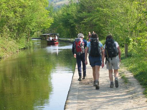 16_35-1.JPG - Following the canal into Llangollen