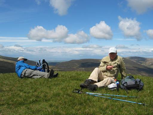 14_10-1.JPG - Lying down gets us out of the wind