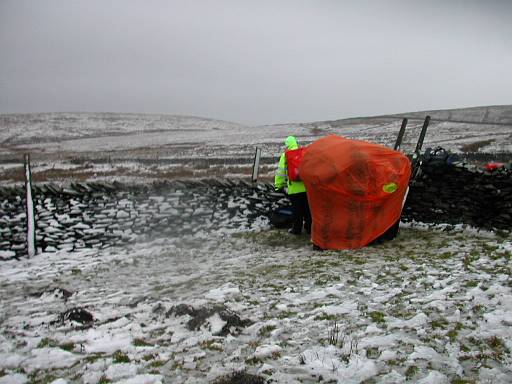 DSCN8342.JPG - Emergency shelter in the snow