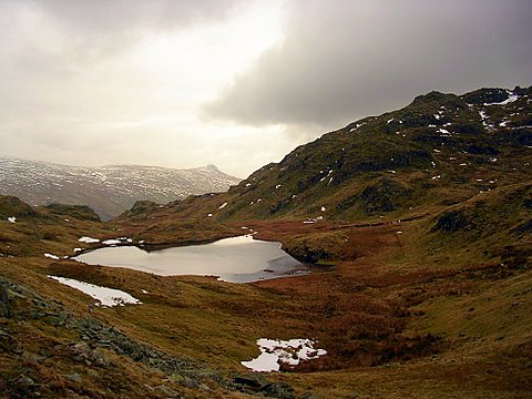 DSCN1254.JPG - Tarn at Leaves with wintery skies