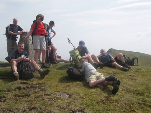 15_45-2.jpg - A-party on Cadair Berwyn looking towards Moel Sych