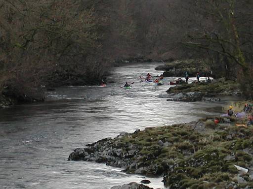 DSCN9613.JPG - ... its freezing cold canoers