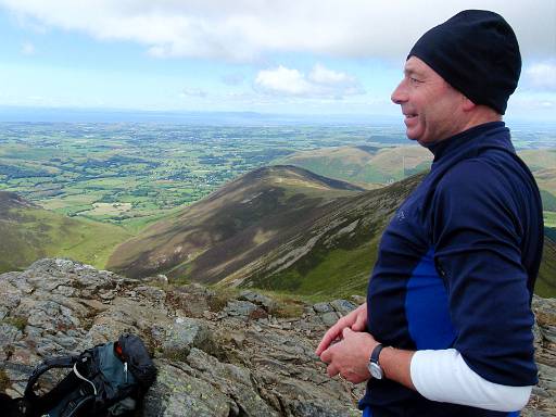 13_44-2.jpg - Tony on Hopegill Head with view to Ladyside Pike