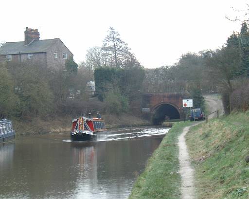 dscf0014.jpg - First tunnel and first moving boat of the day. Later on I  find a boat that has been marooned in ice for 3 days and cannot move - he was trying to get to Nantwich to get his boat painted. I guess the ice isn't as thick on the busy water here.