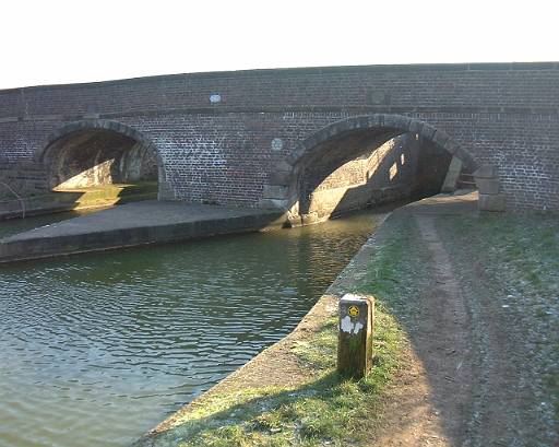 dscf0030.jpg - I'm now on familiar territory since the South Cheshire Way follows the canal for a bit. The double locks would save time for the narrow boats.