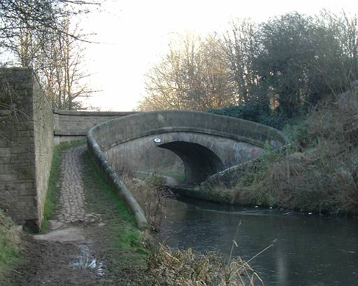 dscf0037.jpg - Bridge designed so that horses do not have to be untied while they cross to the other side of the canal.