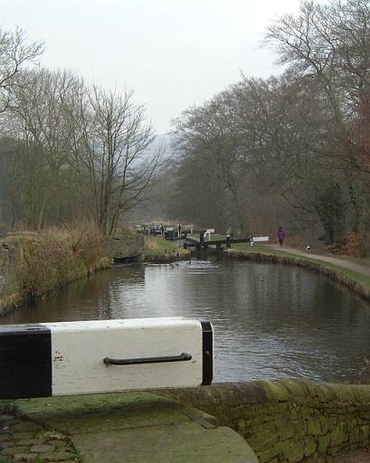 dscf0052.jpg - Maple locks - a flight of 16 are just about the only significant set of locks on the Cheshire Ring.