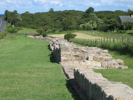 17_08-1.jpg - First proper section of wall in Heddon-on-the-wall. How did it get that name then?