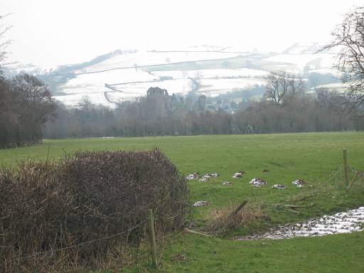 13_17-1.jpg - View of Clun Castle. Clun is not as colourful as Bishops Castile, but has three pubs, a shop, and, on this occasion, a heavy snowfall that starts just as I get there.