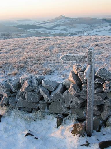 09_50-1.jpg - Lovely crisp morning looking to Shutlingsloe from Shining Tor.