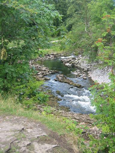 08_52-1.jpg - A little N from Burnsall the river runs through some rocky sections.