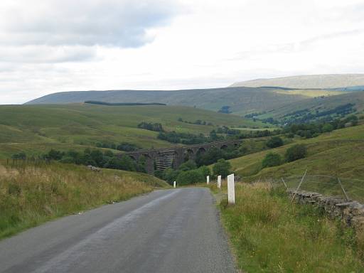 15_05-1.jpg - Descending to Dent Head viaduct.