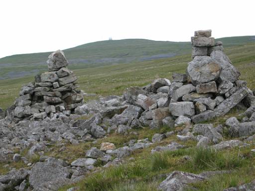 08_14-1.jpg - Cairns on Green Fell with Great Shunner Fell behind