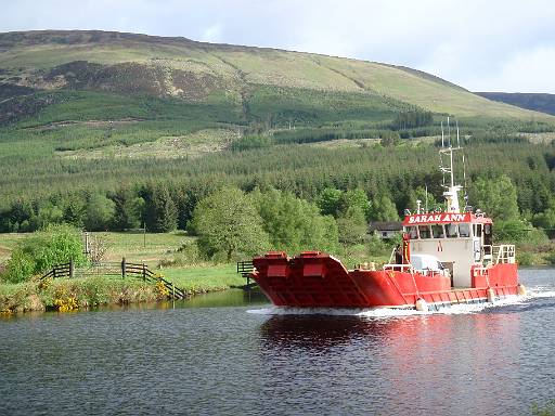 08_17-1.JPG - Boat travelling up the Great Glen
