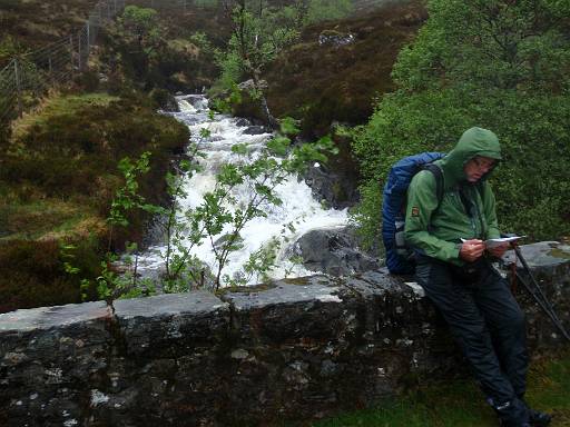 07_28-2.JPG - Phil checking the distance to Cluanie Inn