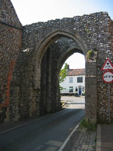 15_36-1.JPG - Gateway to Castle Acre